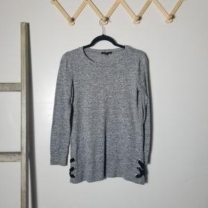 SIGNATURE STUDIO GRAY AND WHITE SWEATER WITH BLACK STITCHING ON SIDES SIZE SMALL